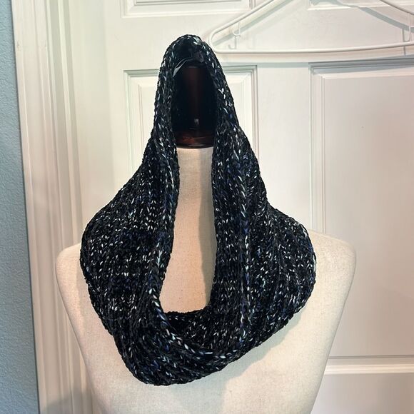 Nordstrom’s black blue and white Infiniti Short scarf - Picture 5 of 8